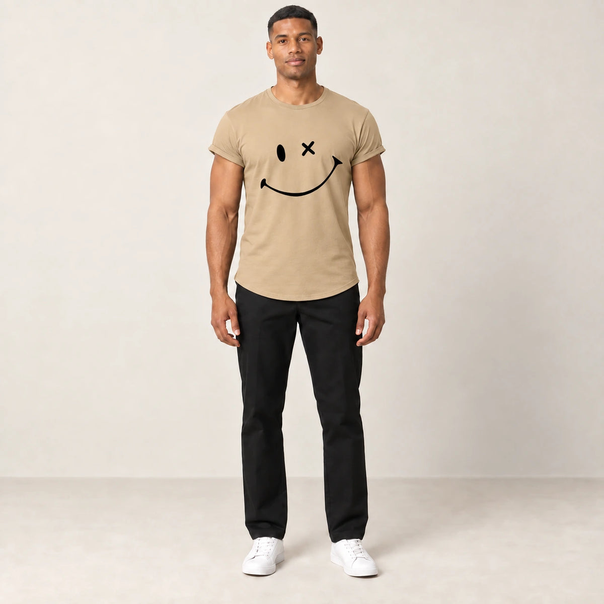 T-shirt en coton kaki à col rond et motif sourire, vue de face dans le studio IVAREE.