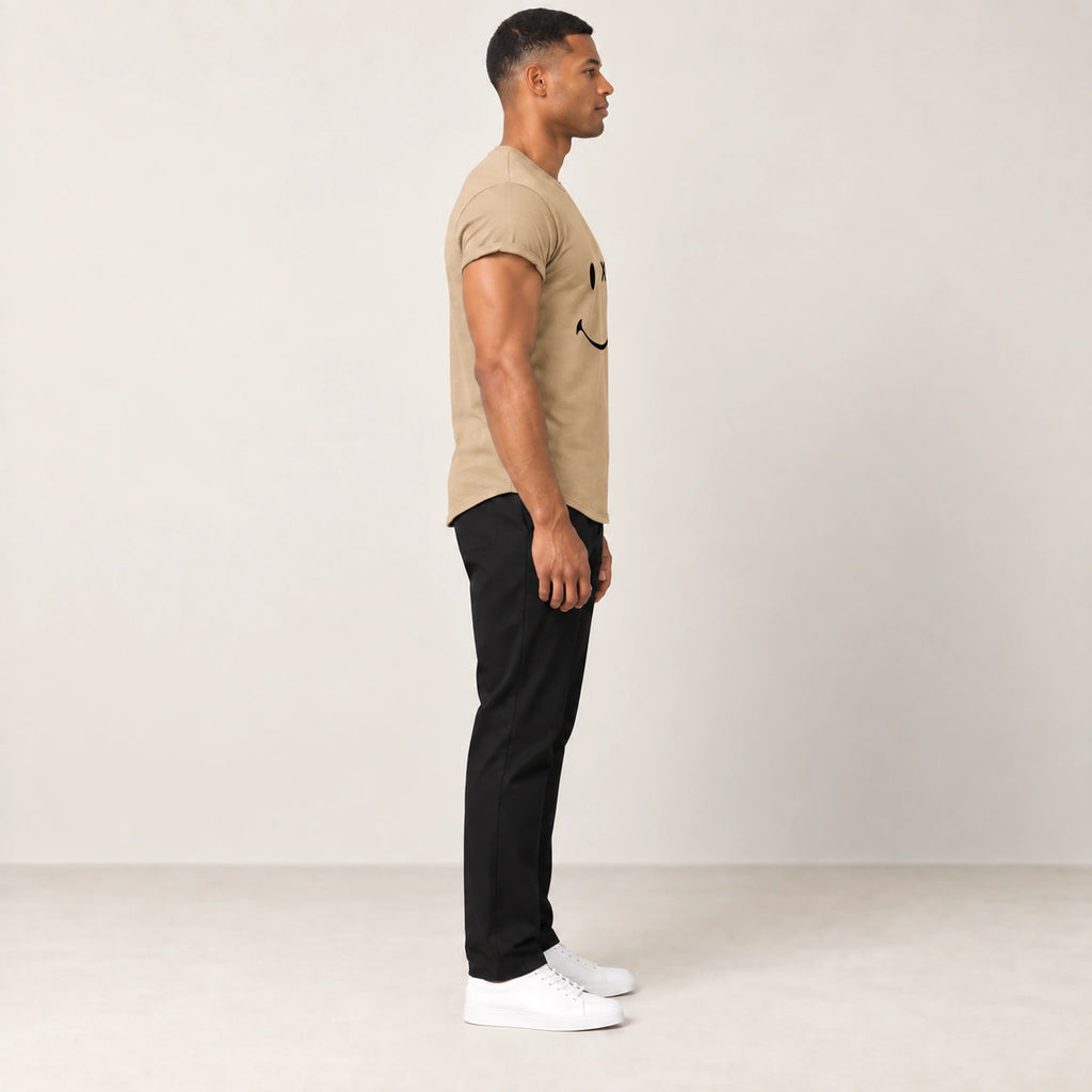 T-shirt en coton kaki à col rond et motif sourire, vue de profil dans le studio IVAREE.