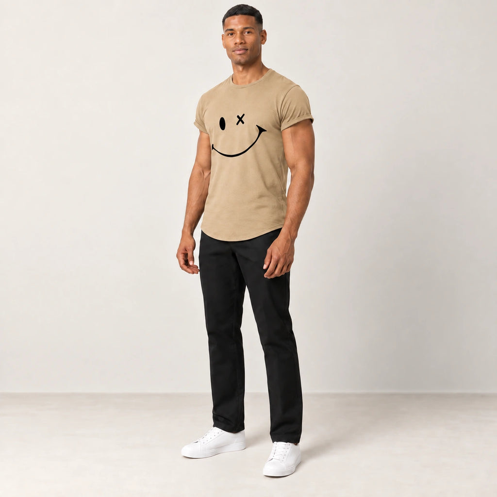 T-shirt en coton kaki à col rond et motif sourire, porté de trois-quarts dans le studio IVAREE.