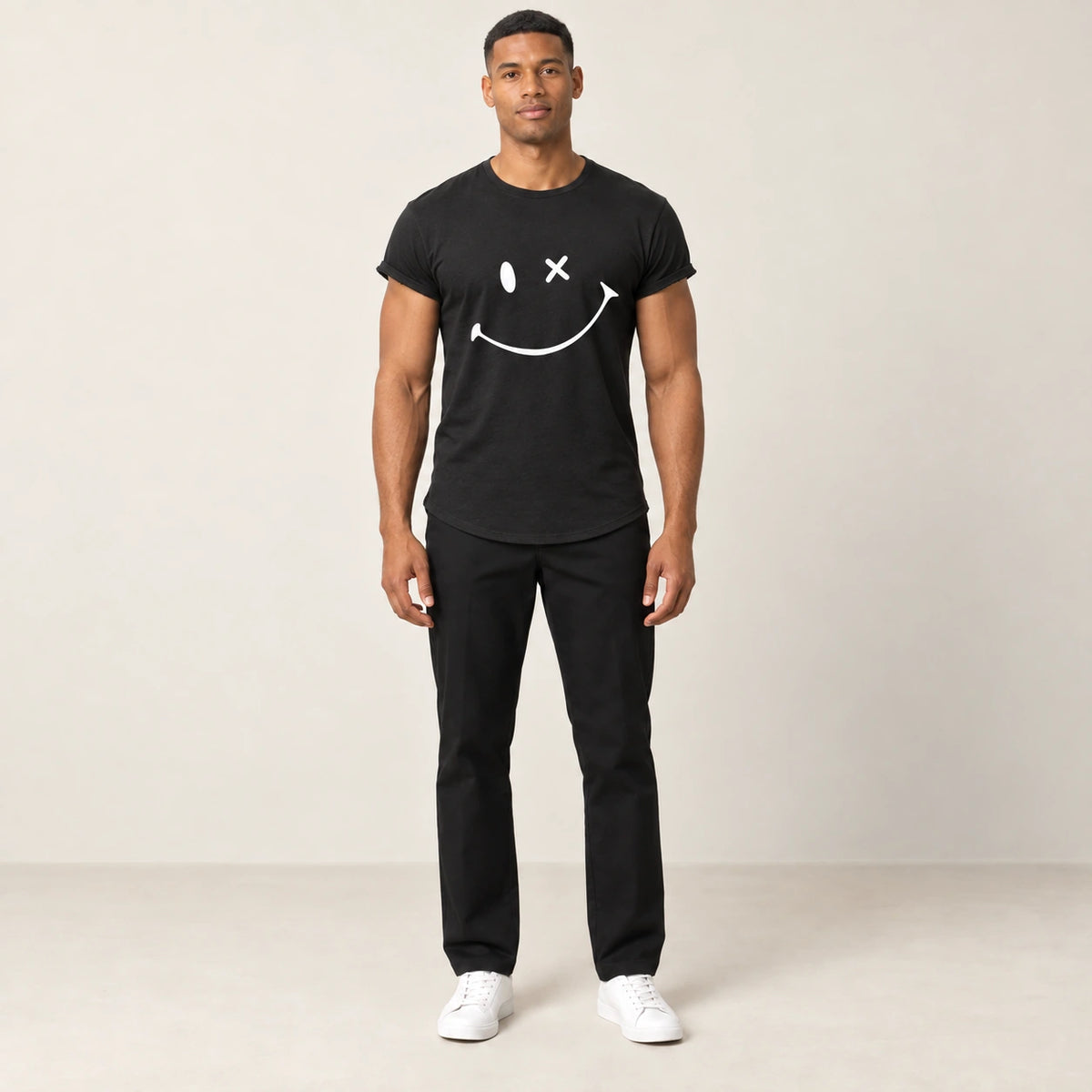 T-shirt en coton noir à col rond et motif sourire, vue de face dans le studio IVAREE.