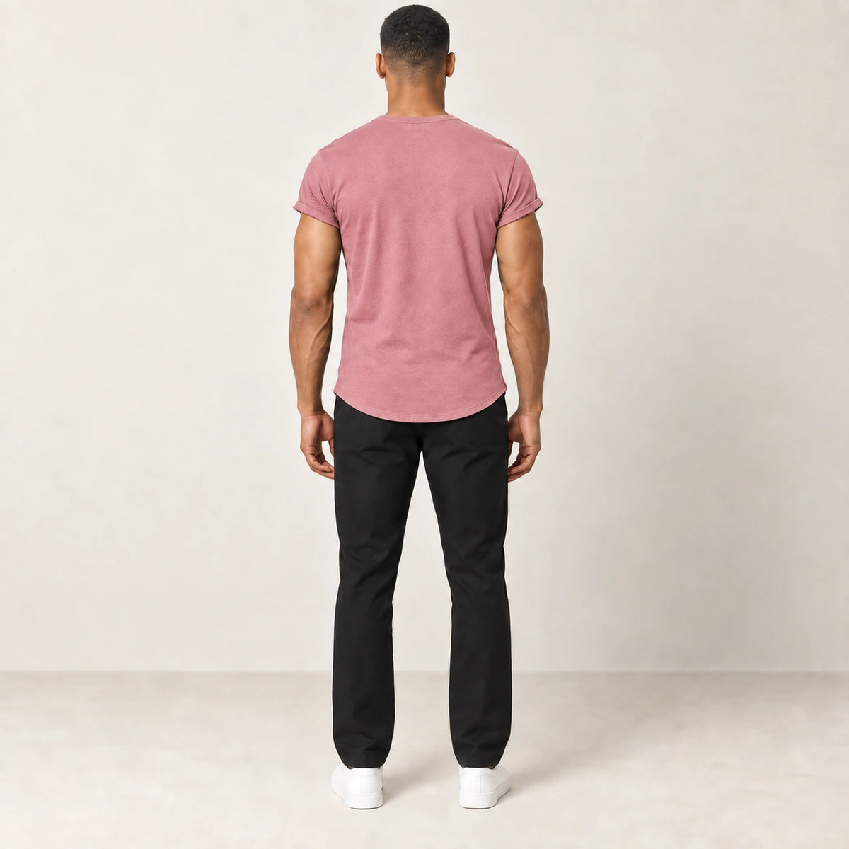 T-shirt en coton rose à col rond et motif sourire, vue de dos dans le studio IVAREE.