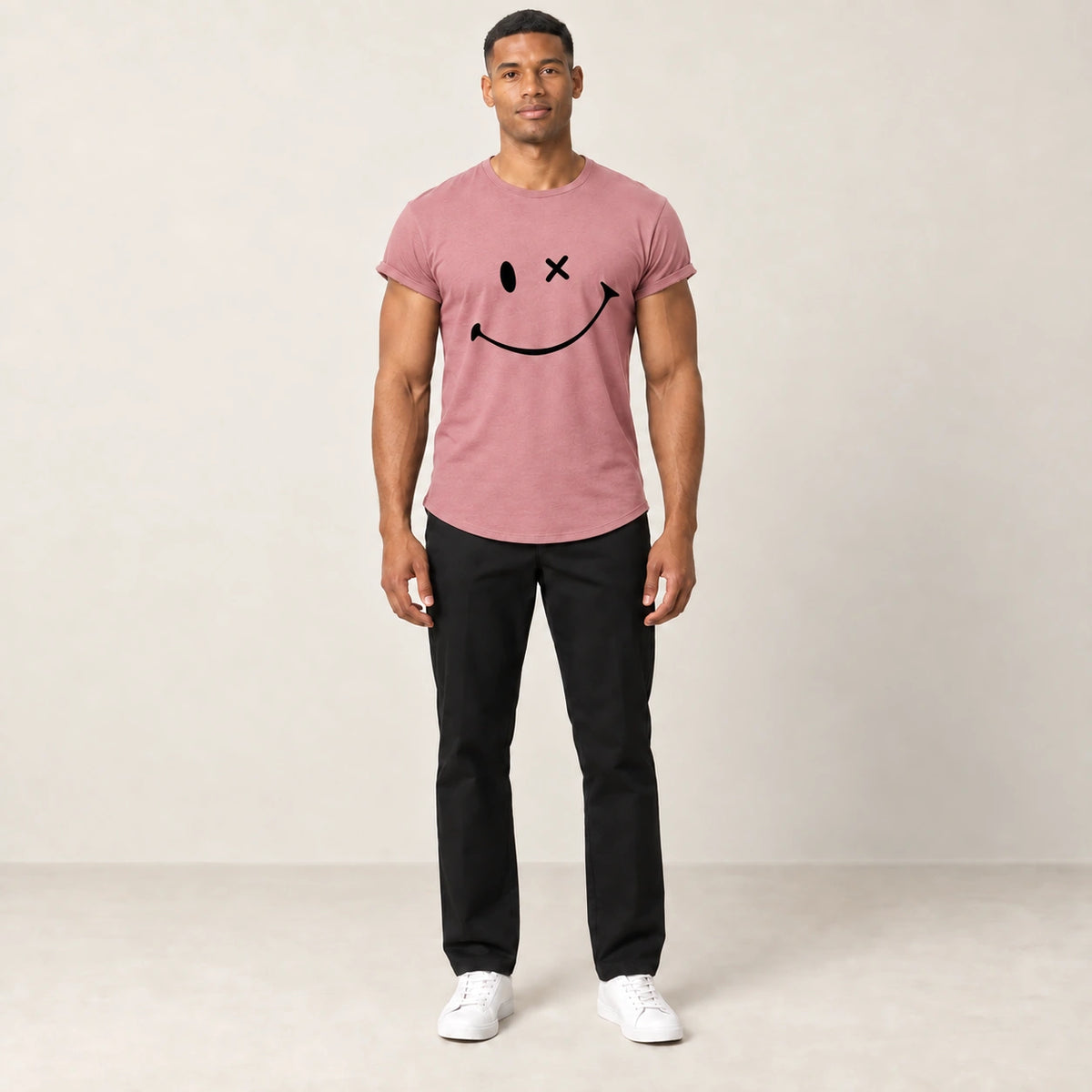 T-shirt en coton rose à col rond et motif sourire, vue de face dans le studio IVAREE.