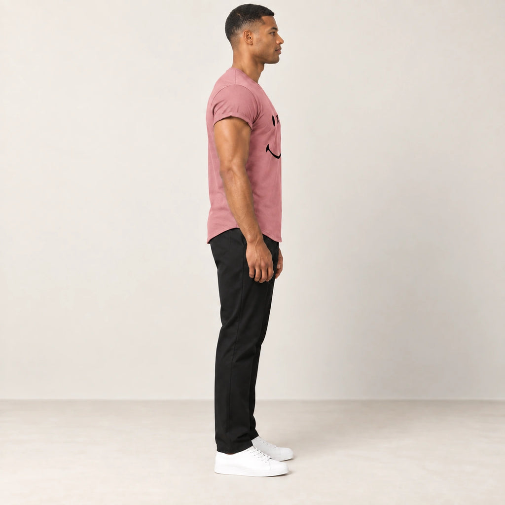 T-shirt en coton rose à col rond et motif sourire, vue de profil dans le studio IVAREE.