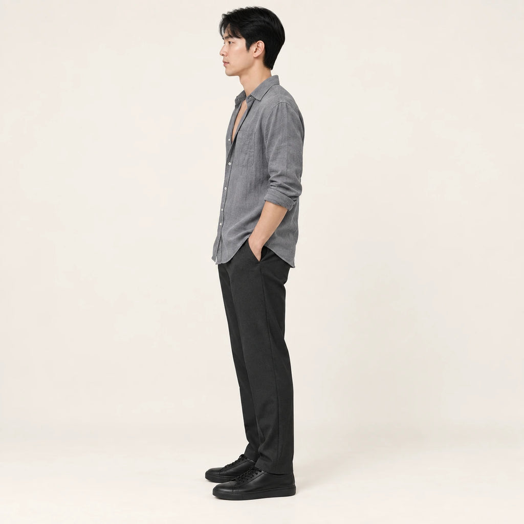 T-shirt en lin col V Gris, vue de profil, studio IVAREE
