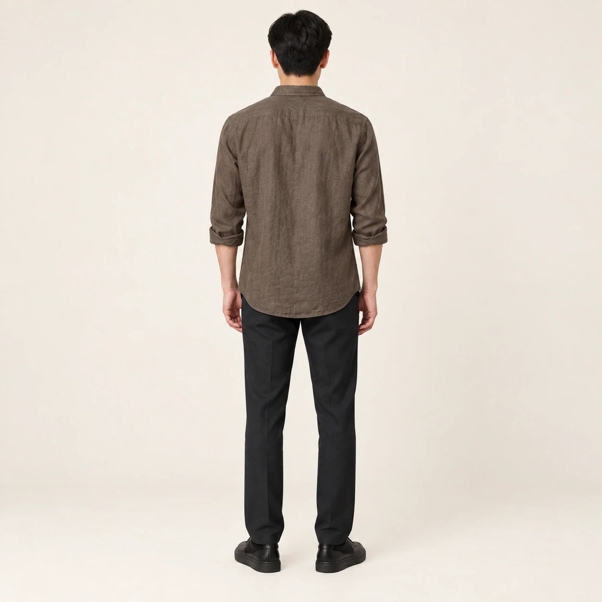 T-shirt en lin col V Marron, vue de dos, studio IVAREE
