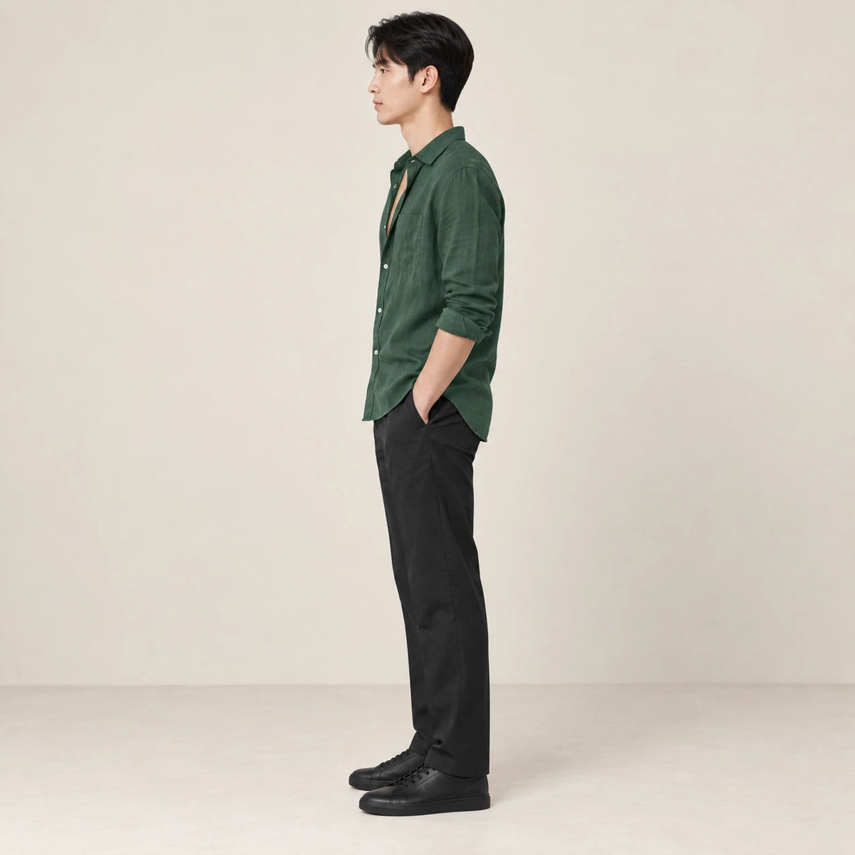 T-shirt en lin col V Vert, vue de profil, studio IVAREE