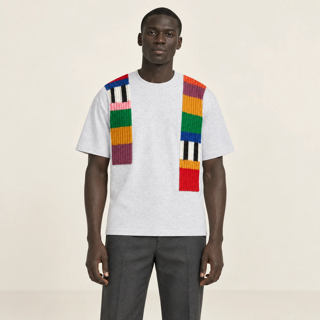 T-shirt gris clair à bandes de maille multicolores, porté de face dans le studio IVAREE.