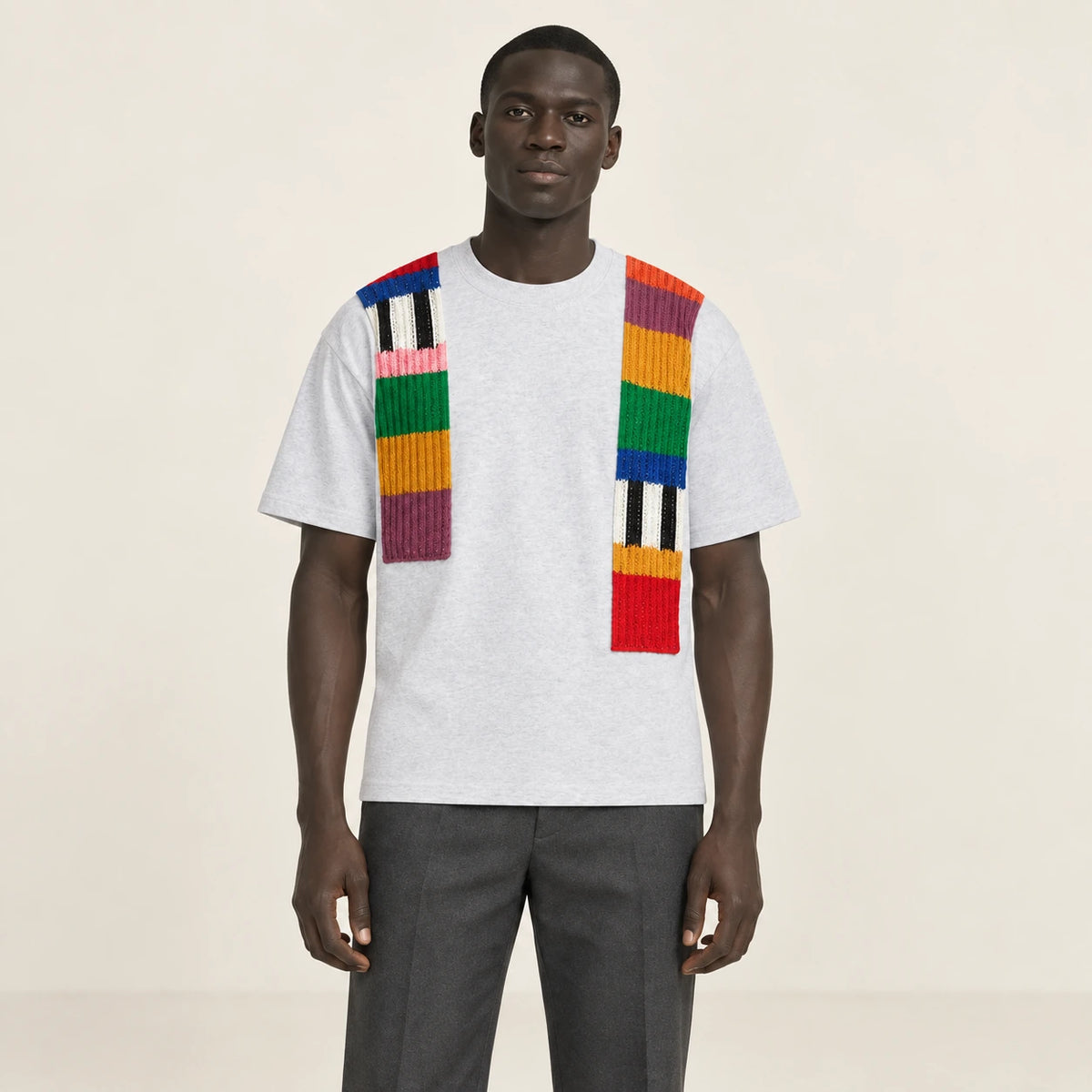 T-shirt gris clair à bandes de maille multicolores, porté de face dans le studio IVAREE.