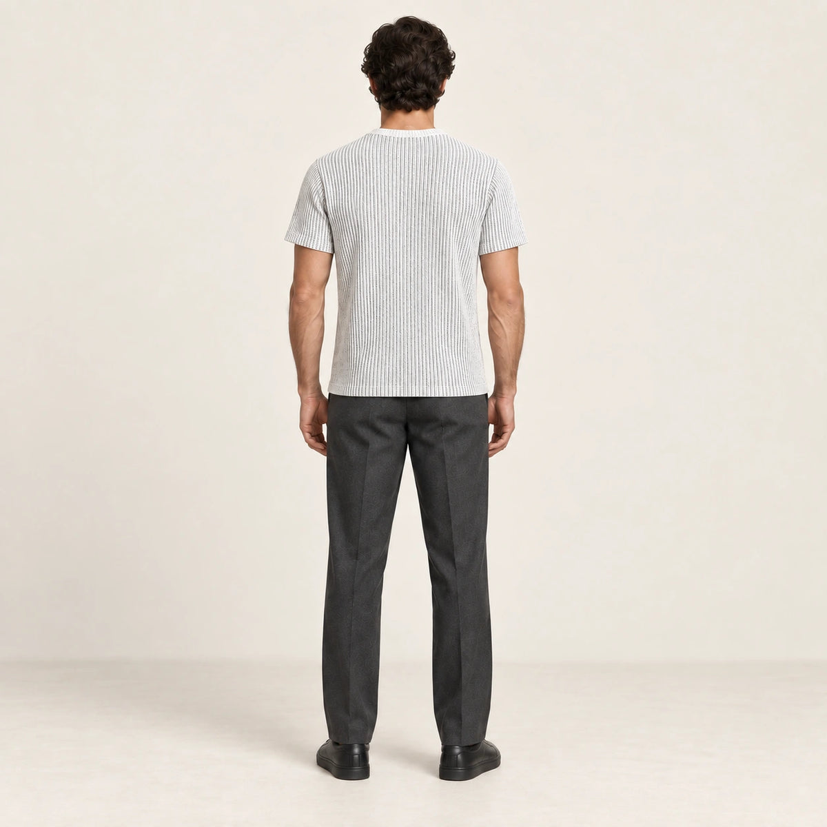 T-shirt blanc cassé en maille jacquard à fines lignes verticales, vu de dos dans le studio IVAREE.