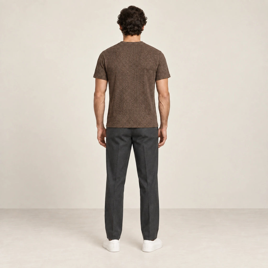 T-shirt café en maille jacquard à fines lignes verticales, vu de dos dans le studio IVAREE.