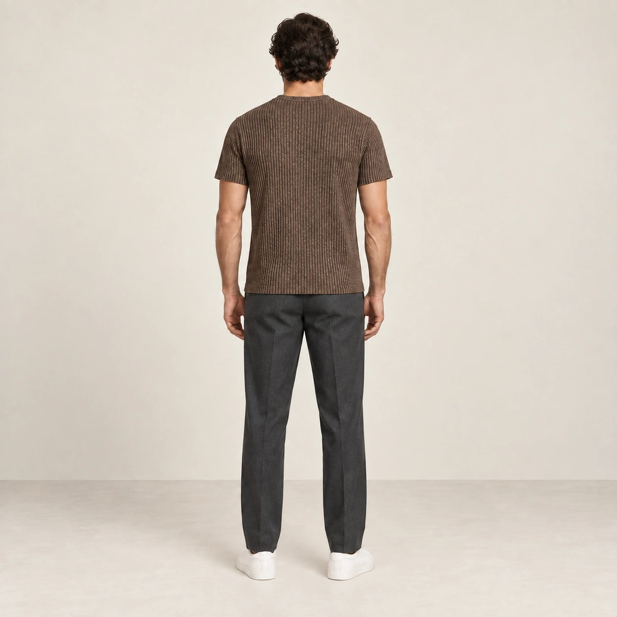 T-shirt café en maille jacquard à fines lignes verticales, vu de dos dans le studio IVAREE.