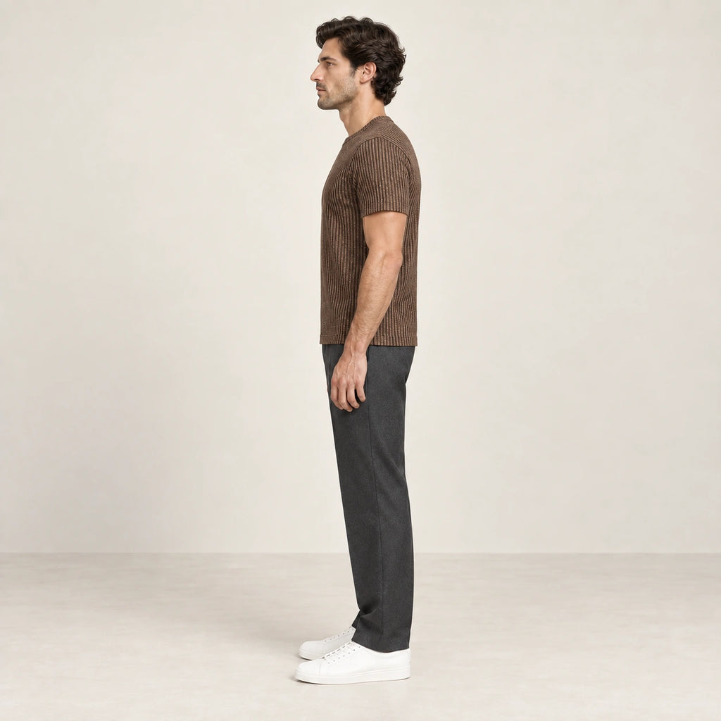T-shirt café en maille jacquard à fines lignes verticales, porté de profil dans le studio IVAREE.