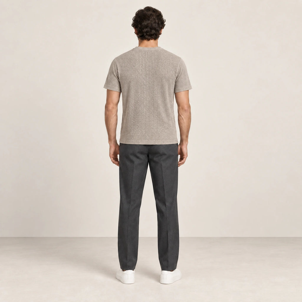 T-shirt kaki clair en maille jacquard à fines lignes verticales, vu de dos dans le studio IVAREE.