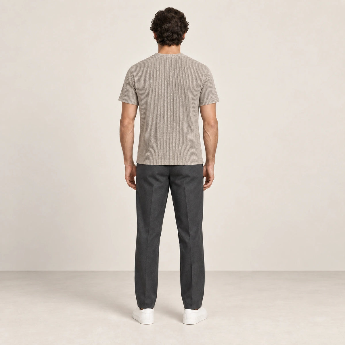 T-shirt kaki clair en maille jacquard à fines lignes verticales, vu de dos dans le studio IVAREE.