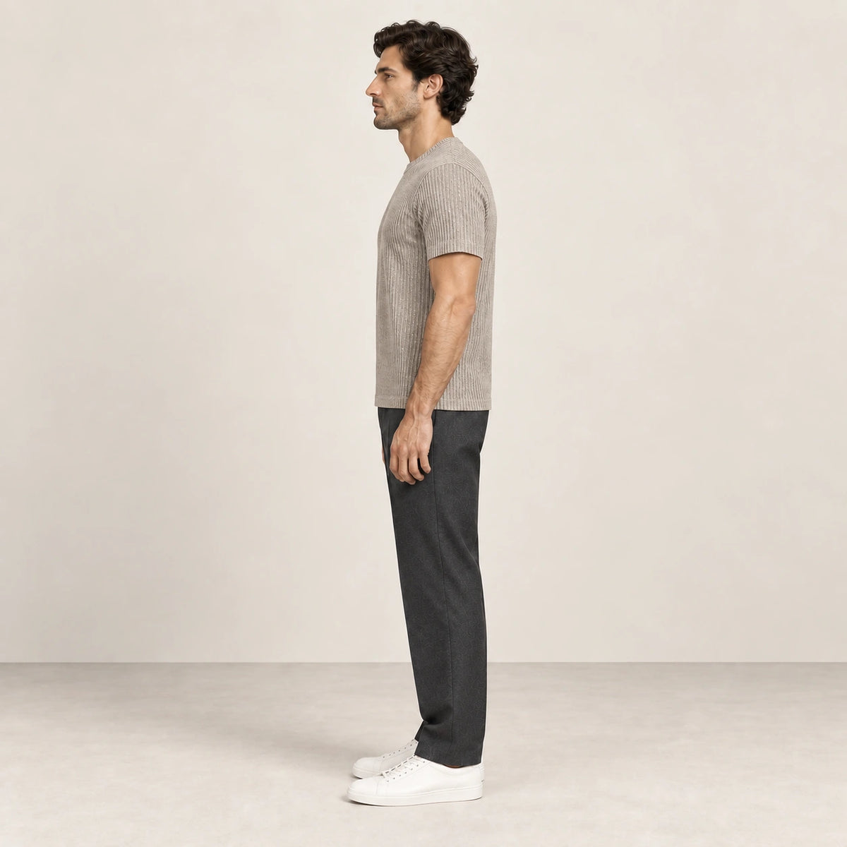 T-shirt kaki clair en maille jacquard à fines lignes verticales, porté de profil dans le studio IVAREE.
