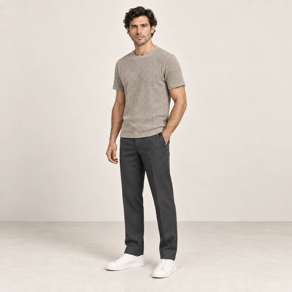 T-shirt kaki clair en maille jacquard à fines lignes verticales, porté de trois-quarts dans le studio IVAREE.