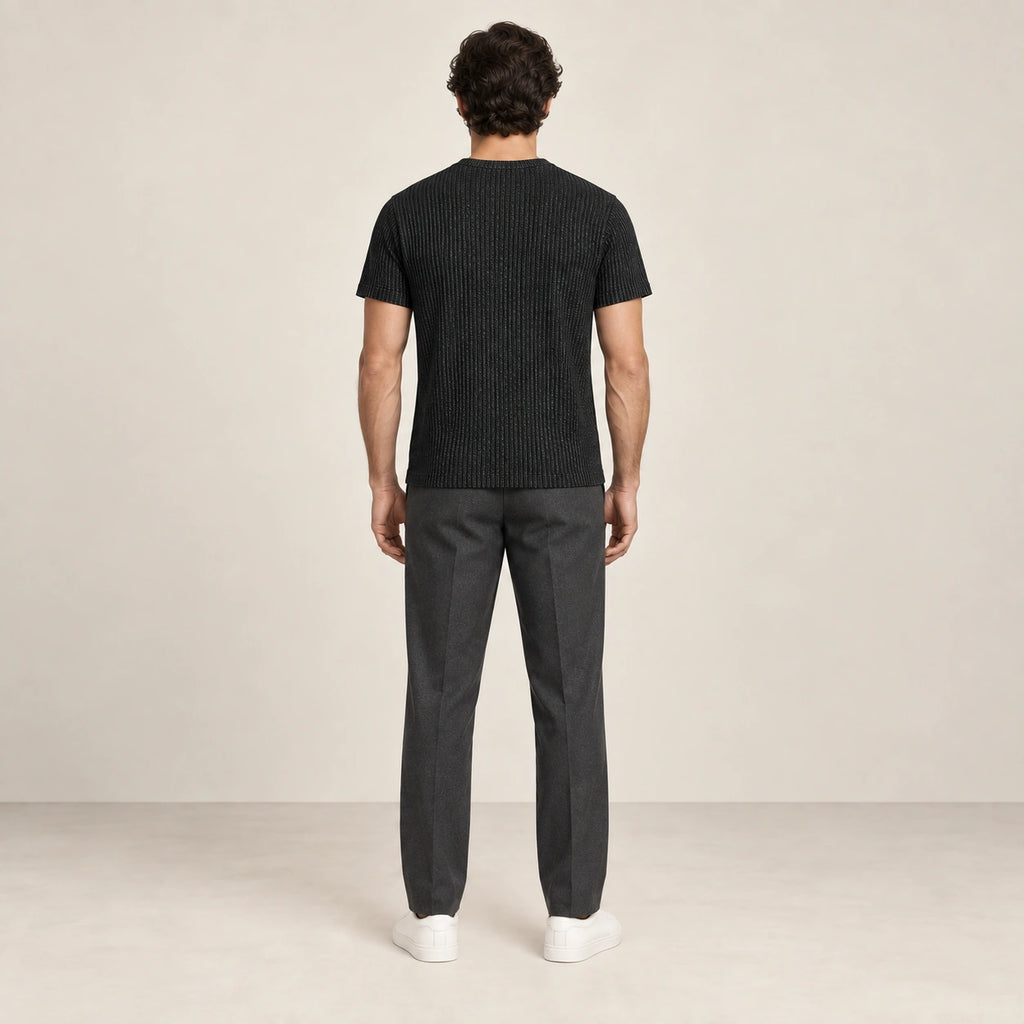 T-shirt noir en maille jacquard à fines lignes verticales, vu de dos dans le studio IVAREE.