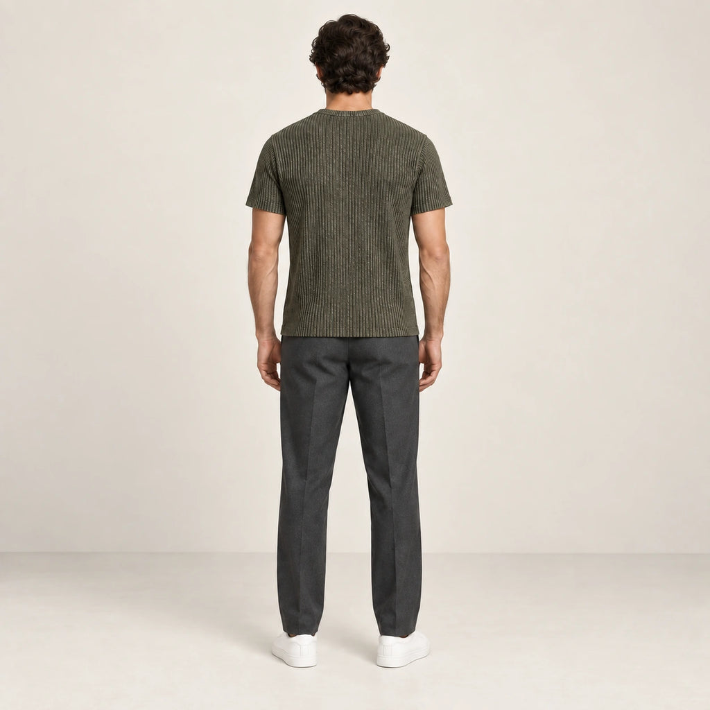 T-shirt vert en maille jacquard à fines lignes verticales, vu de dos dans le studio IVAREE.