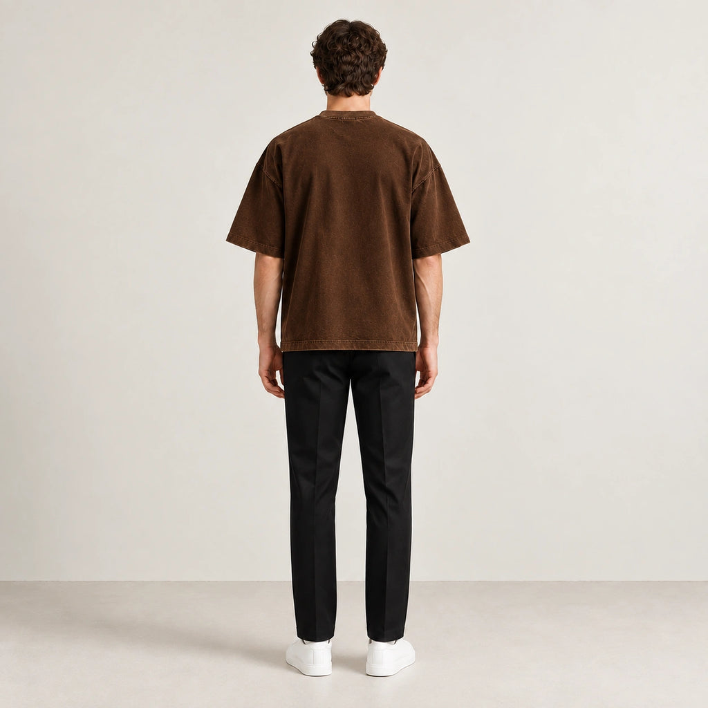 T-shirt marron en coton épais à coupe ample, vue de dos dans le studio IVAREE.