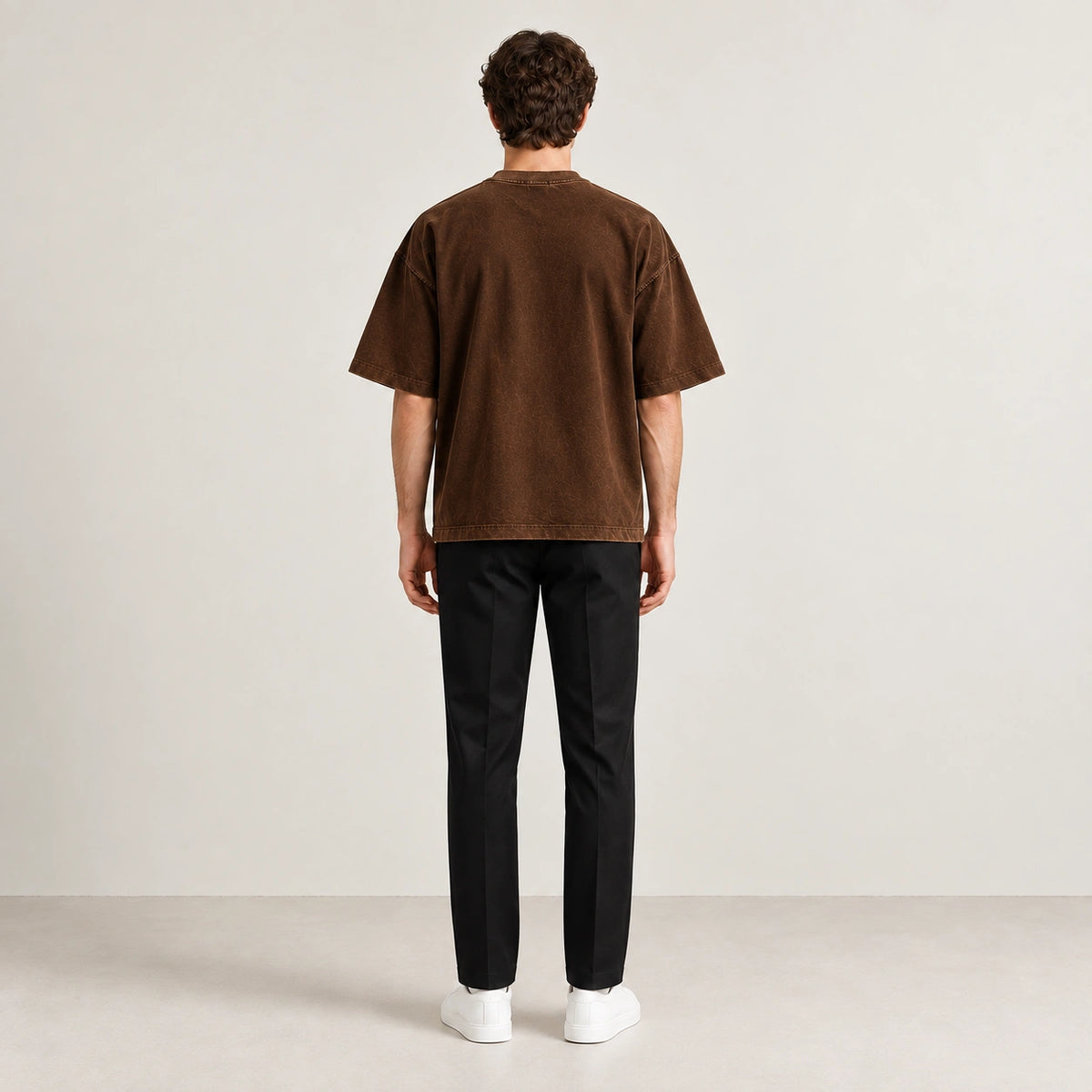 T-shirt marron en coton épais à coupe ample, vue de dos dans le studio IVAREE.