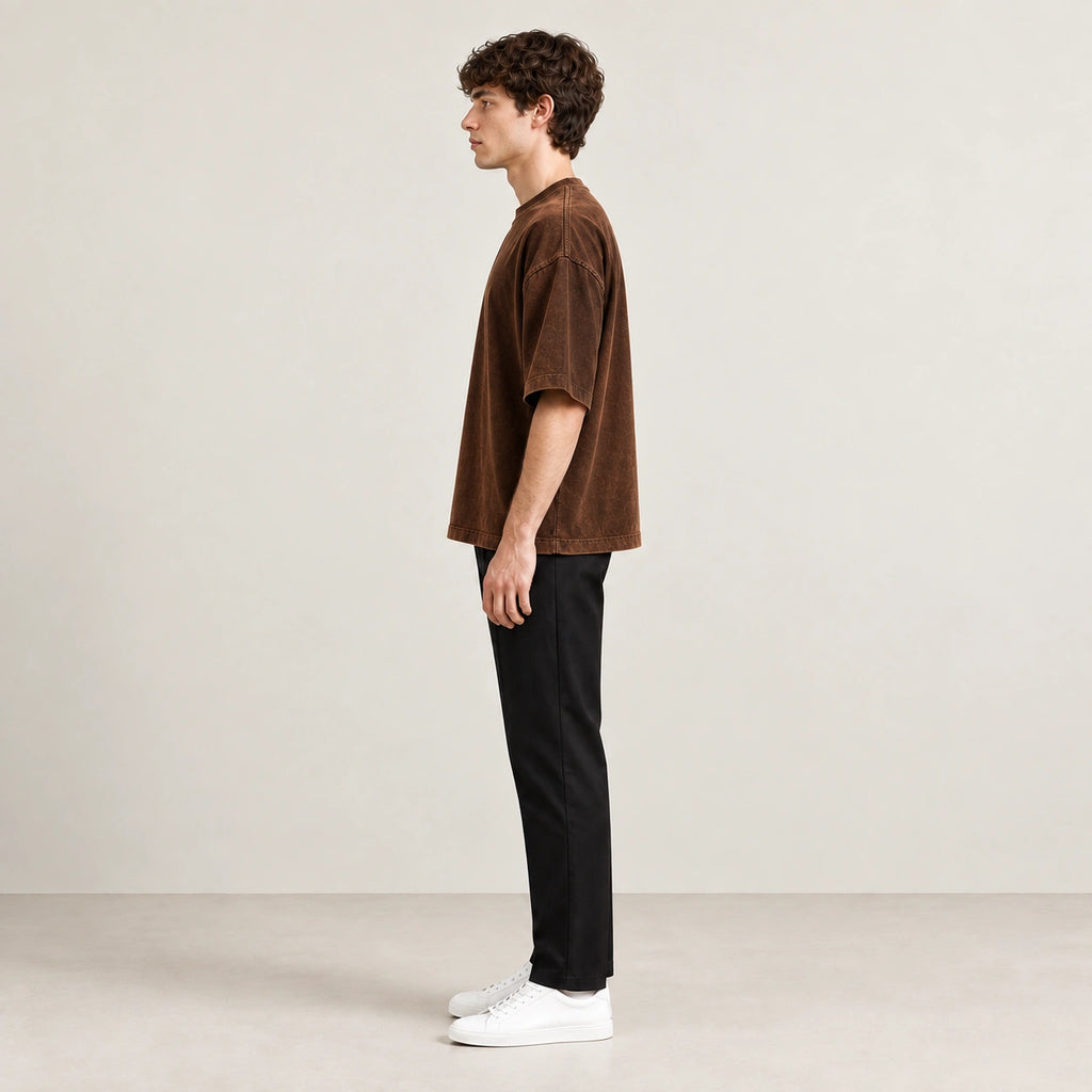 T-shirt marron en coton épais à coupe ample, vue de profil dans le studio IVAREE.