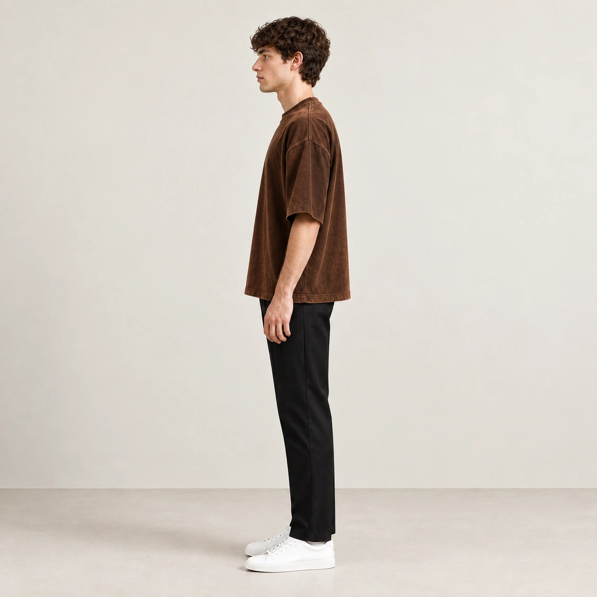 T-shirt marron en coton épais à coupe ample, vue de profil dans le studio IVAREE.