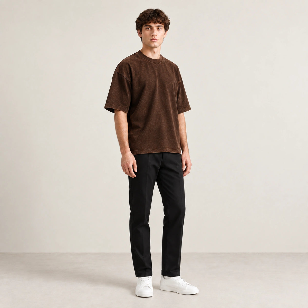 T-shirt marron en coton épais à coupe ample, porté de trois-quarts dans le studio IVAREE.