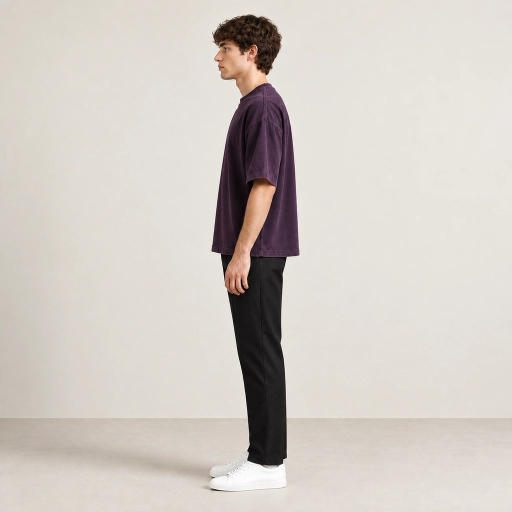 T-shirt violet en coton épais à coupe ample, vue de profil dans le studio IVAREE.