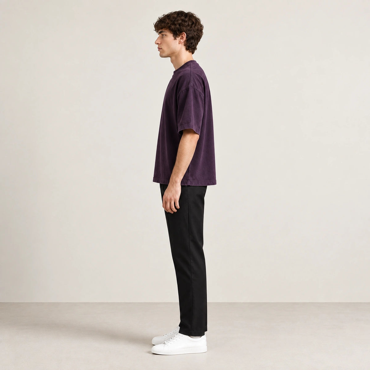 T-shirt violet en coton épais à coupe ample, vue de profil dans le studio IVAREE.
