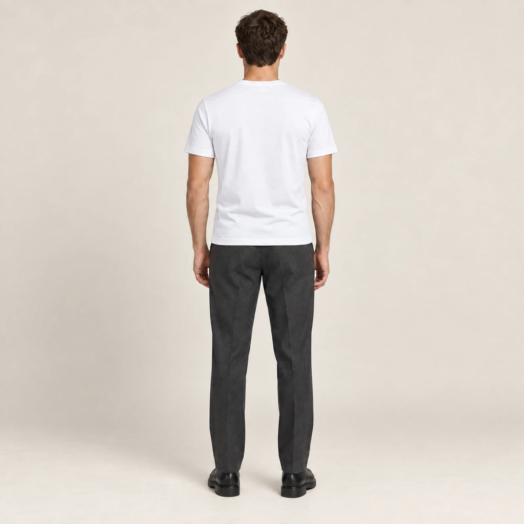 T-shirt slim en coton blanc à col fendu et manches courtes, vue de dos dans le studio IVAREE.