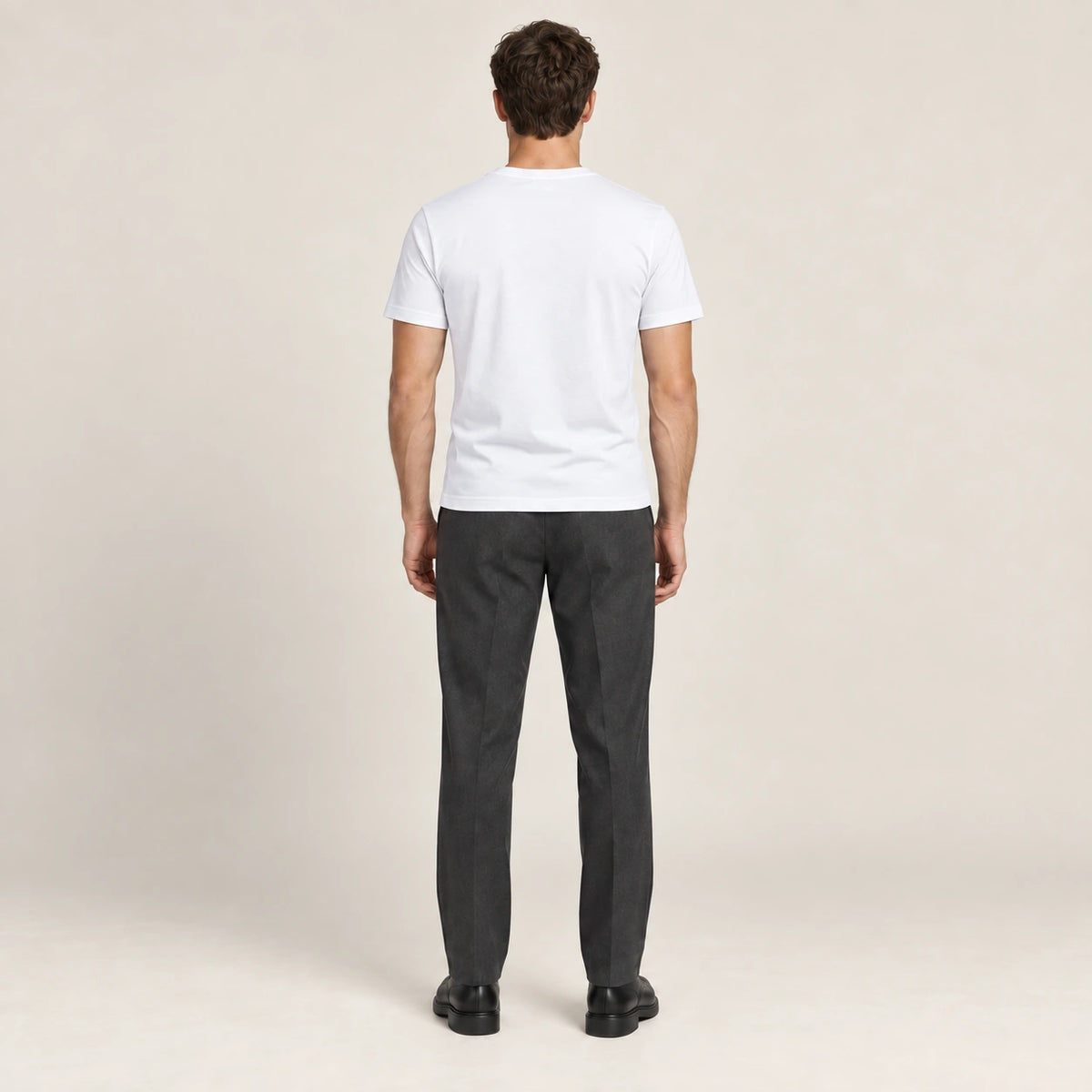 T-shirt slim en coton blanc à col fendu et manches courtes, vue de dos dans le studio IVAREE.