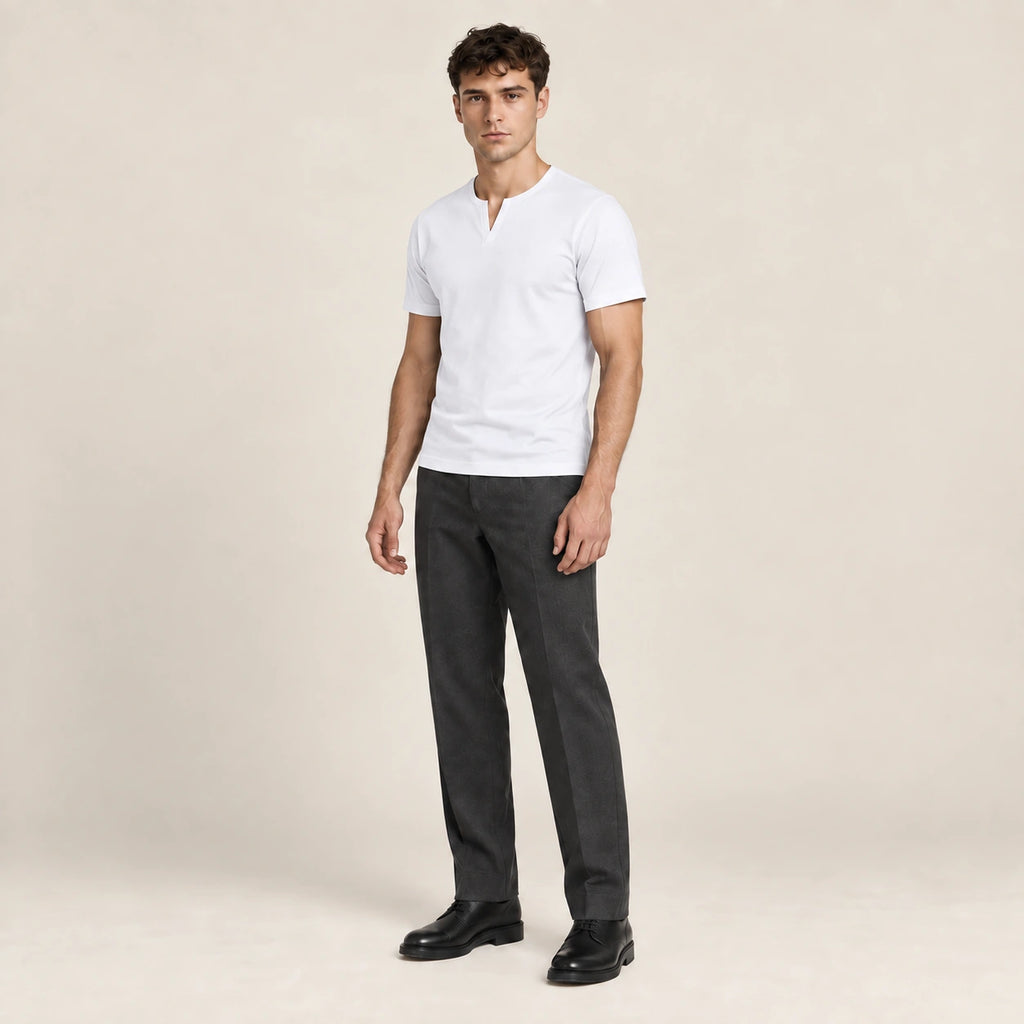 T-shirt slim en coton blanc à col fendu et manches courtes, porté de trois-quarts dans le studio IVAREE.