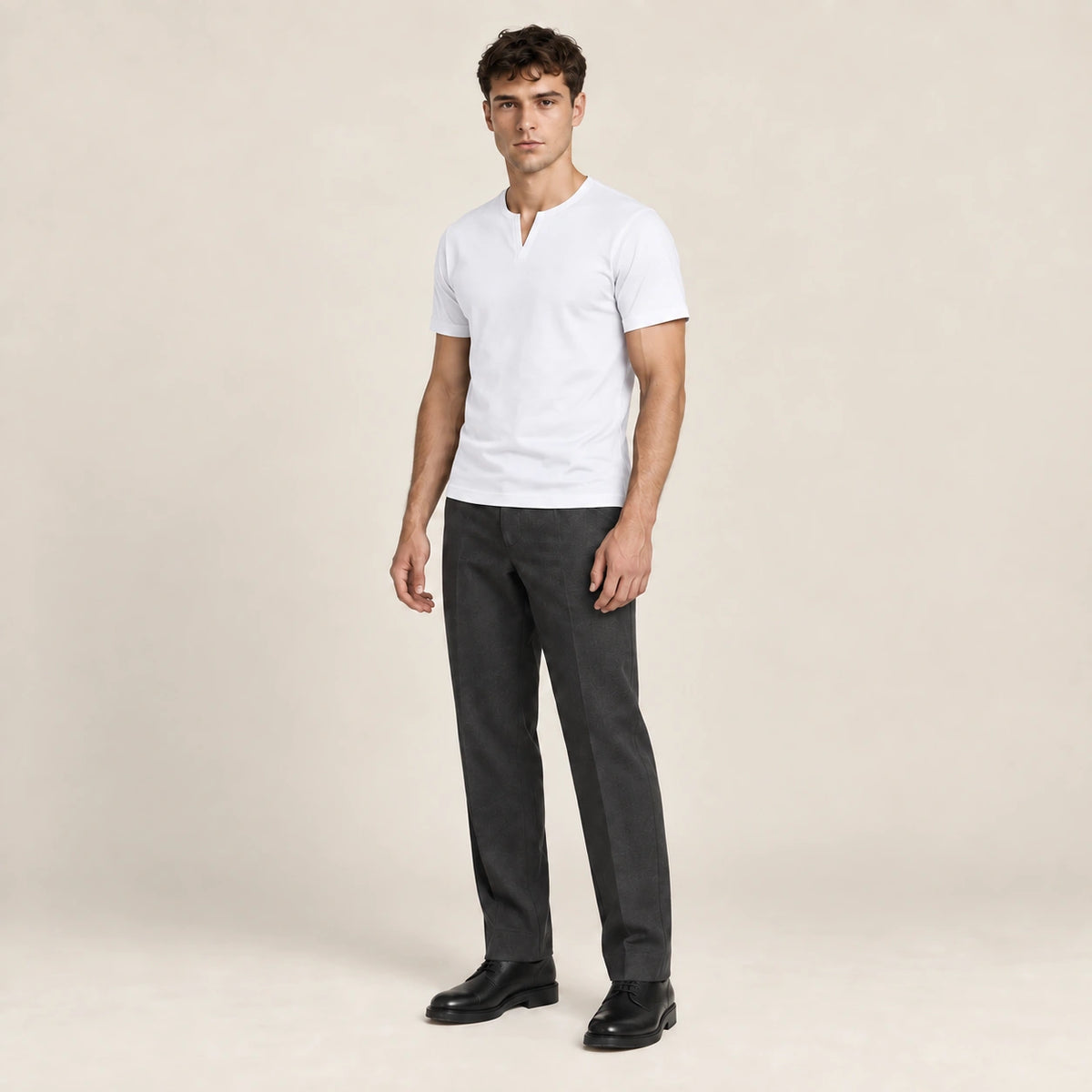 T-shirt slim en coton blanc à col fendu et manches courtes, porté de trois-quarts dans le studio IVAREE.