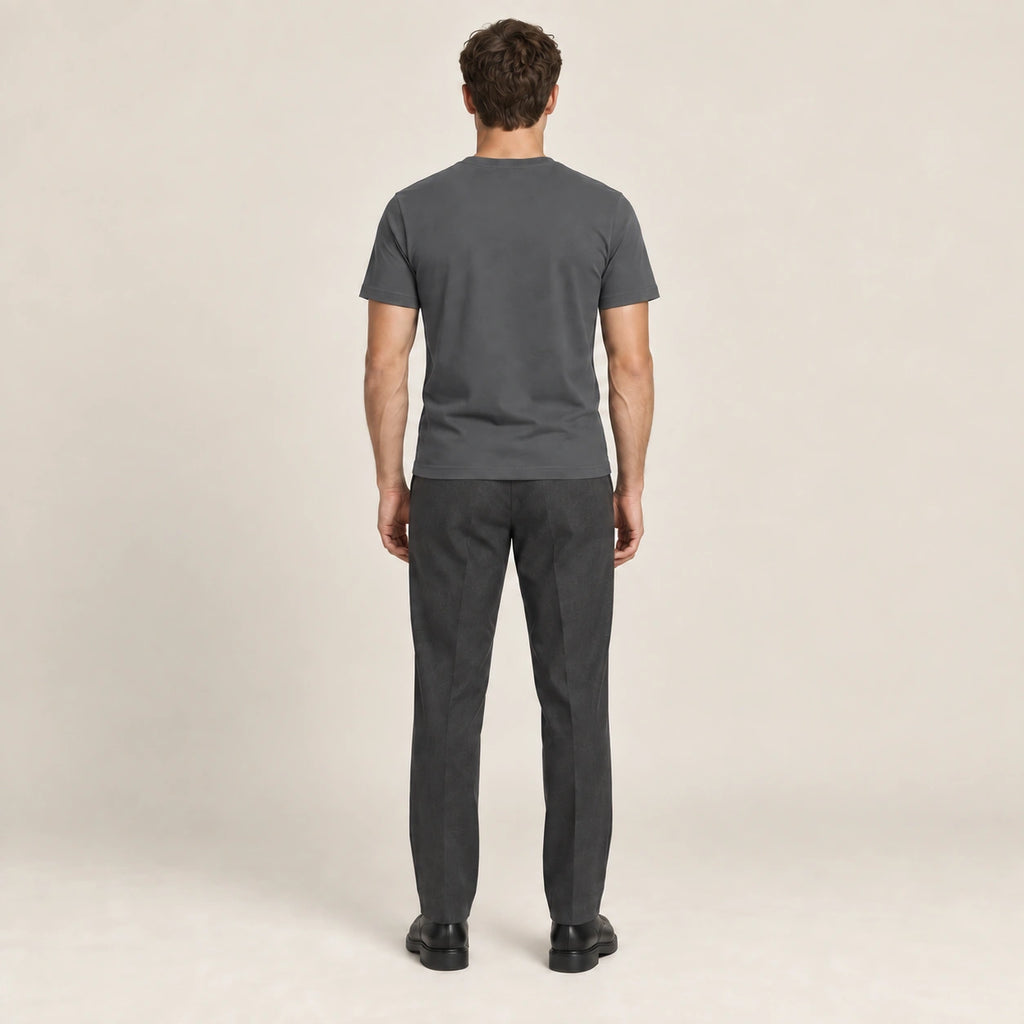 T-shirt slim en coton gris foncé à col fendu et manches courtes, vue de dos dans le studio IVAREE.