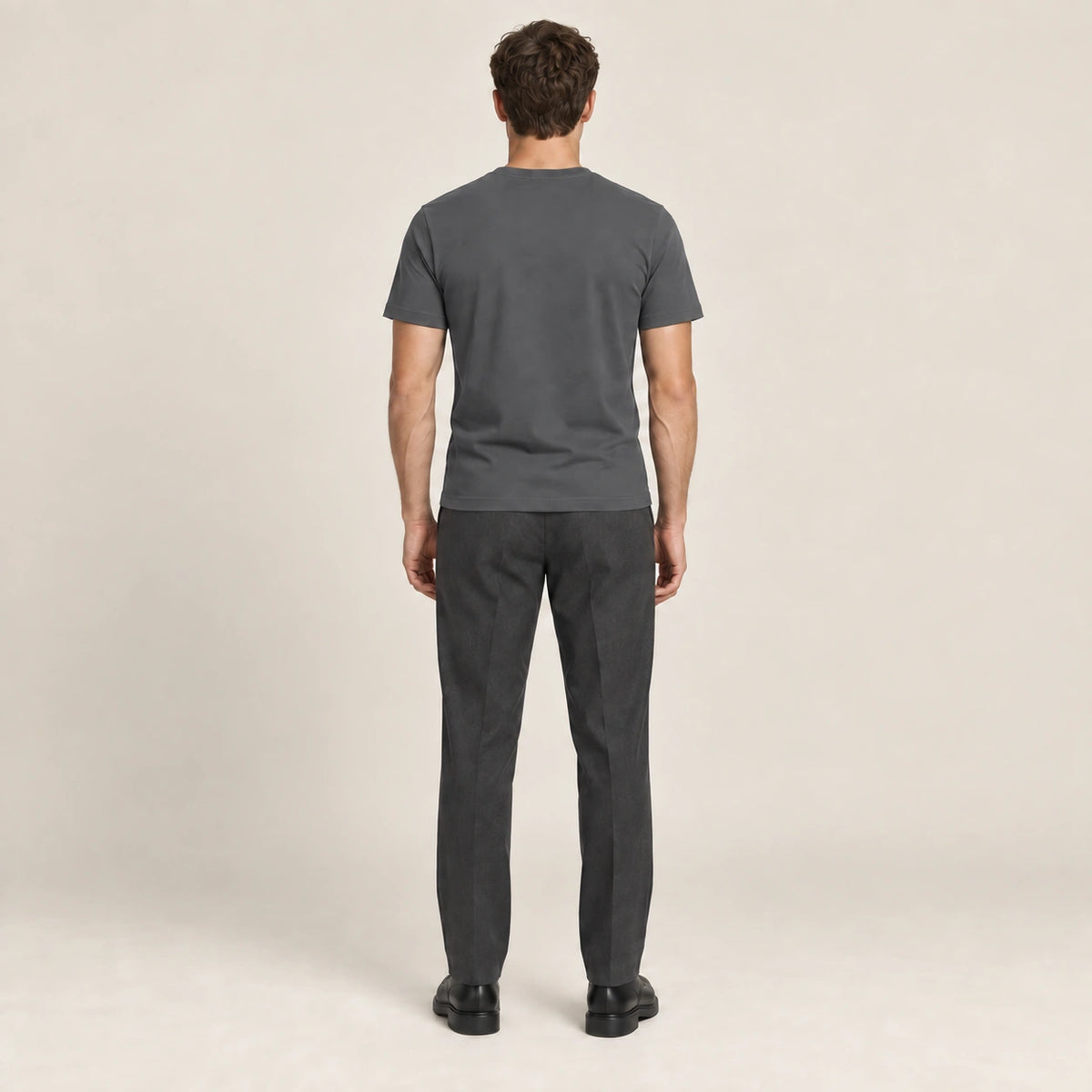T-shirt slim en coton gris foncé à col fendu et manches courtes, vue de dos dans le studio IVAREE.