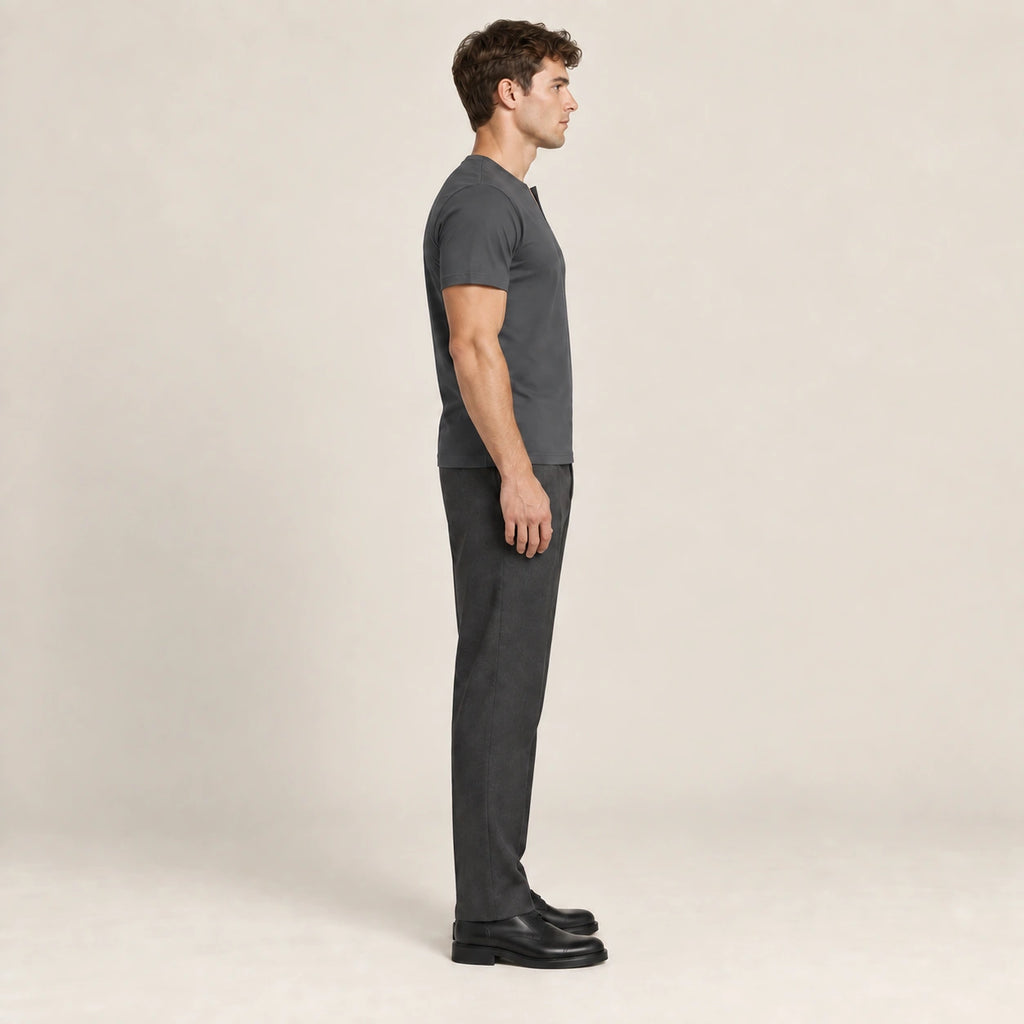 T-shirt slim en coton gris foncé à col fendu et manches courtes, vue de profil dans le studio IVAREE.