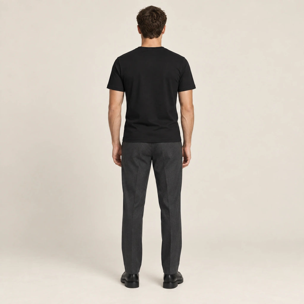T-shirt slim en coton noir à col fendu et manches courtes, vue de dos dans le studio IVAREE.