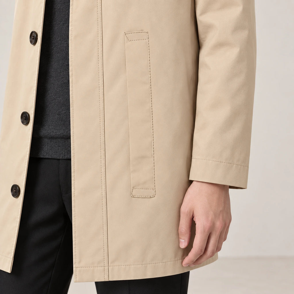 Trench-coat beige, détail de la poche verticale en studio IVAREE
