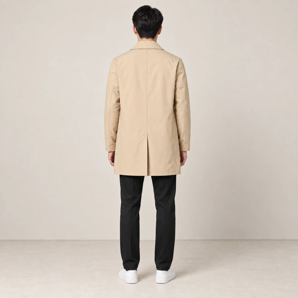 Trench-coat beige à col classique, vue de dos sur mannequin en studio IVAREE