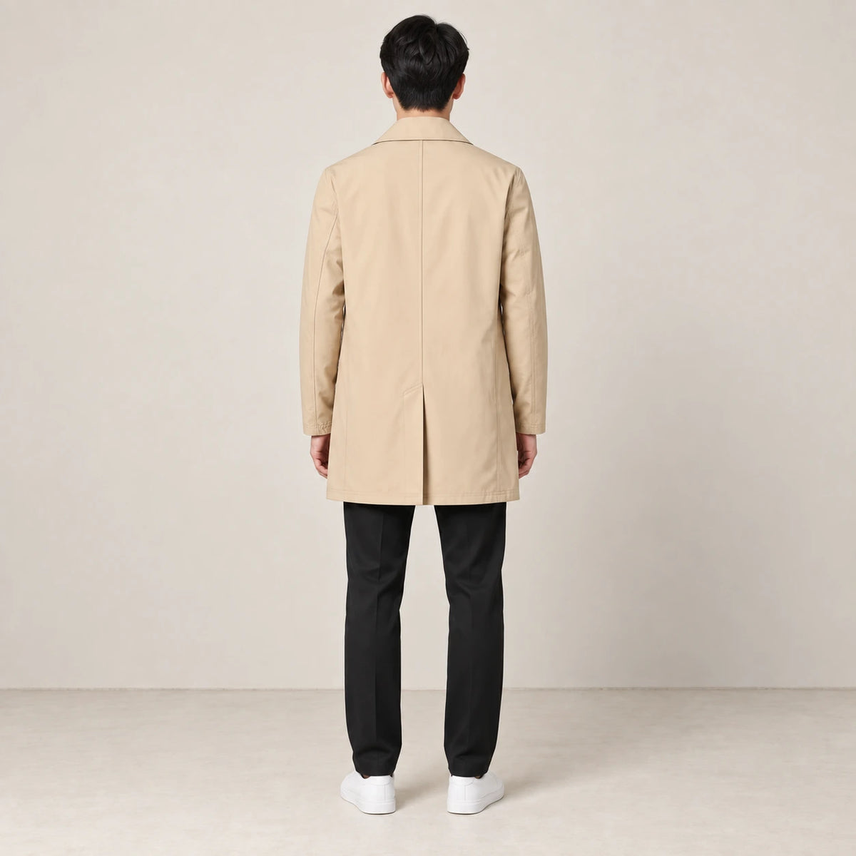 Trench-coat beige à col classique, vue de dos sur mannequin en studio IVAREE