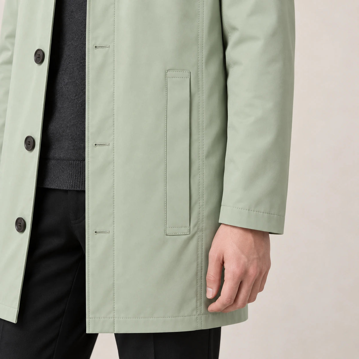 Trench-coat matcha, détail de la poche verticale en studio IVAREE