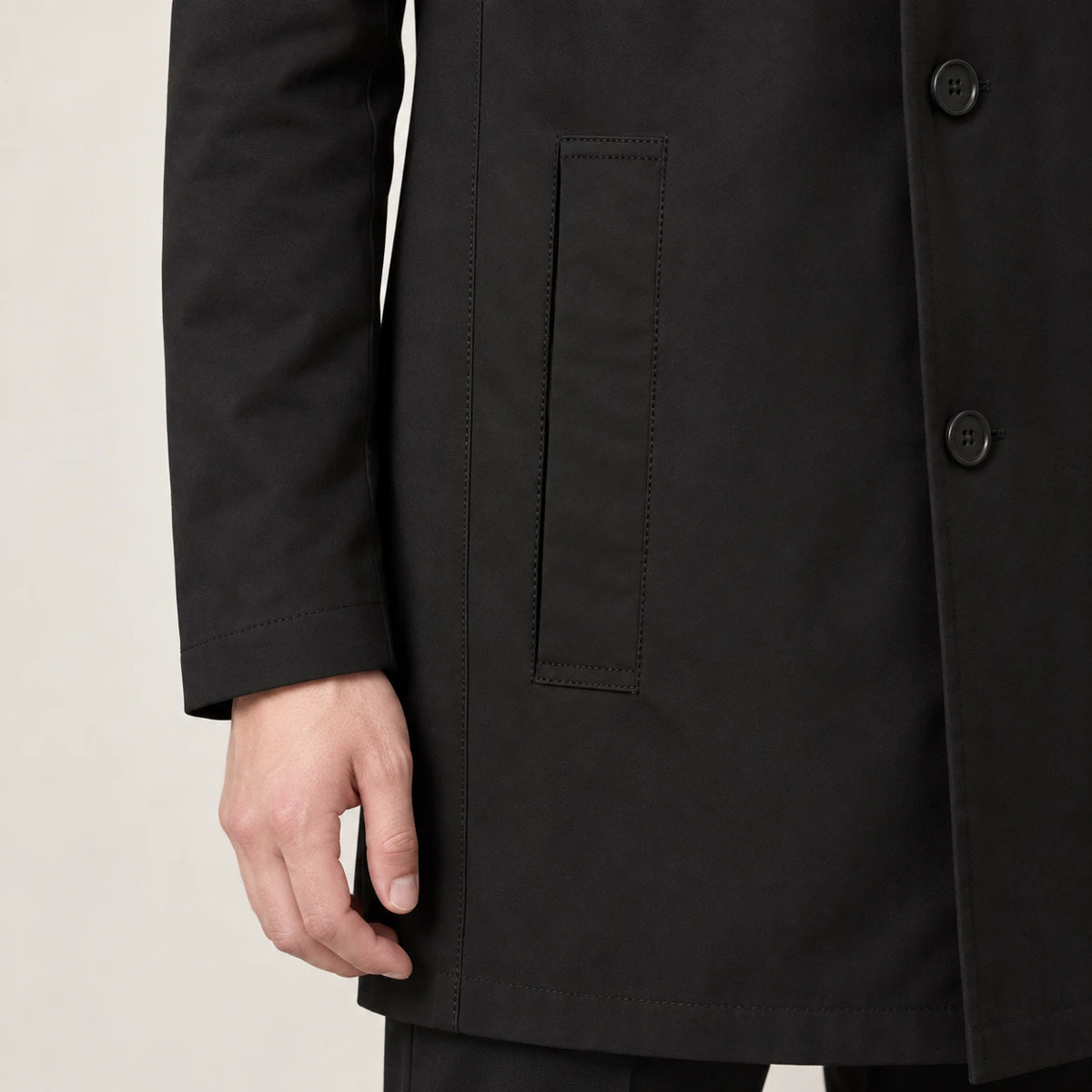 Trench-coat noir, détail de la poche verticale en studio IVAREE