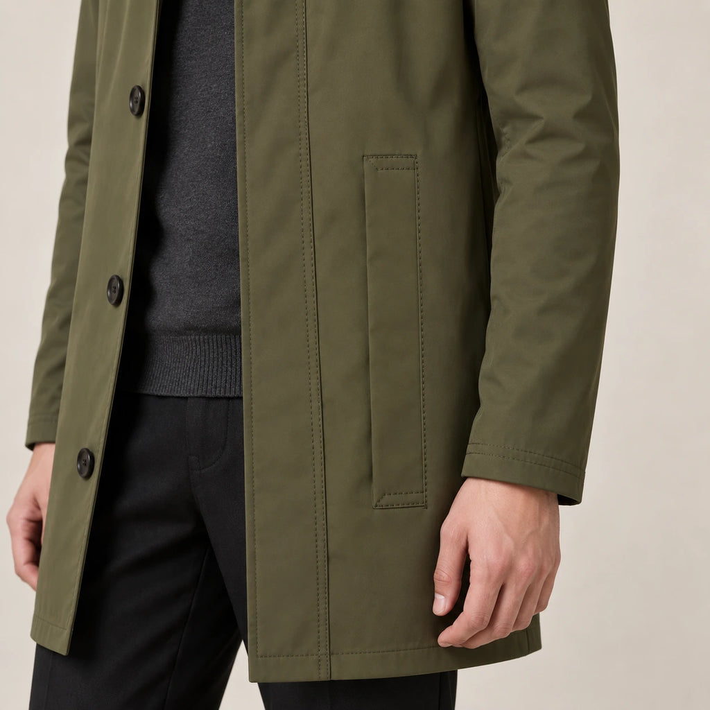Trench-coat vert olive, détail de la poche verticale en studio IVAREE