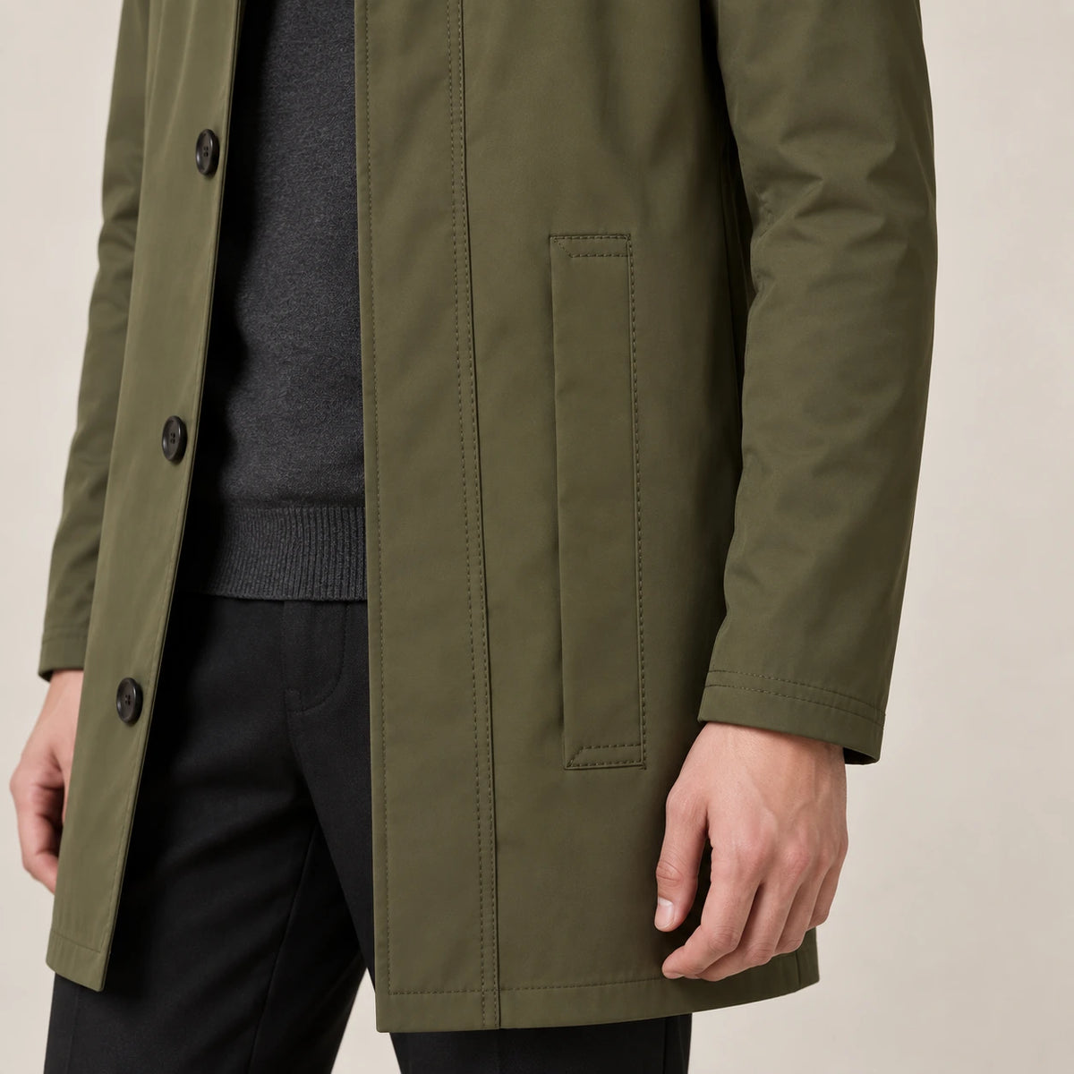 Trench-coat vert olive, détail de la poche verticale en studio IVAREE