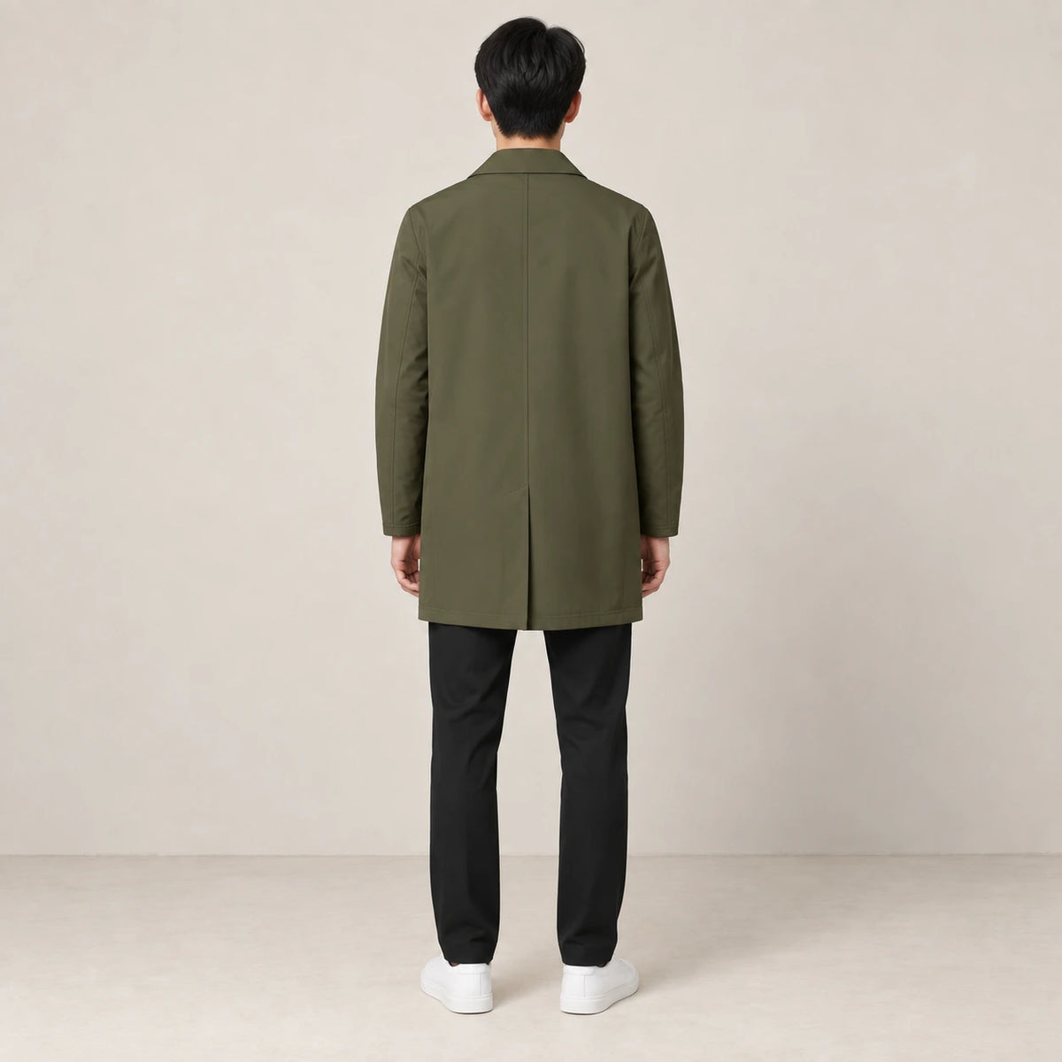 Trench-coat vert olive à col classique, vue de dos sur mannequin en studio IVAREE