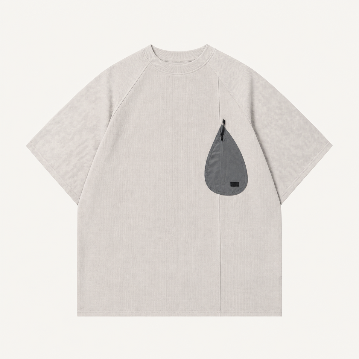 T-shirt écru à poche goutte gris anthracite, vue de face à plat