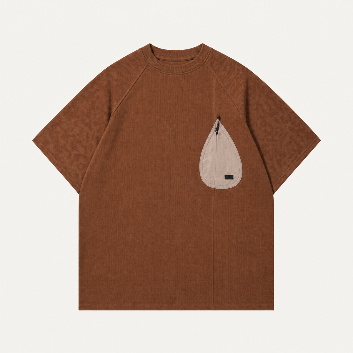 T-shirt marron à poche goutte beige, vue de face à plat