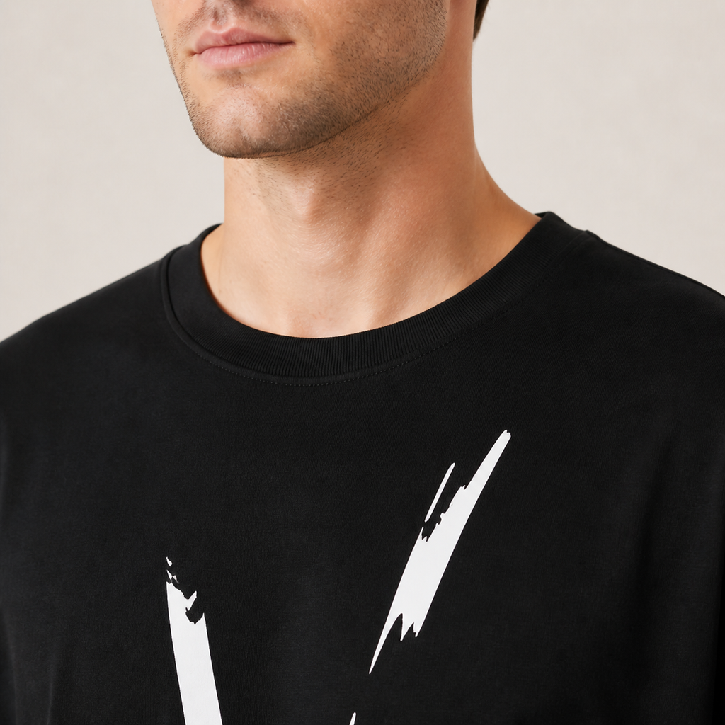 T-shirt noir graphique IVAREE — Détail du col