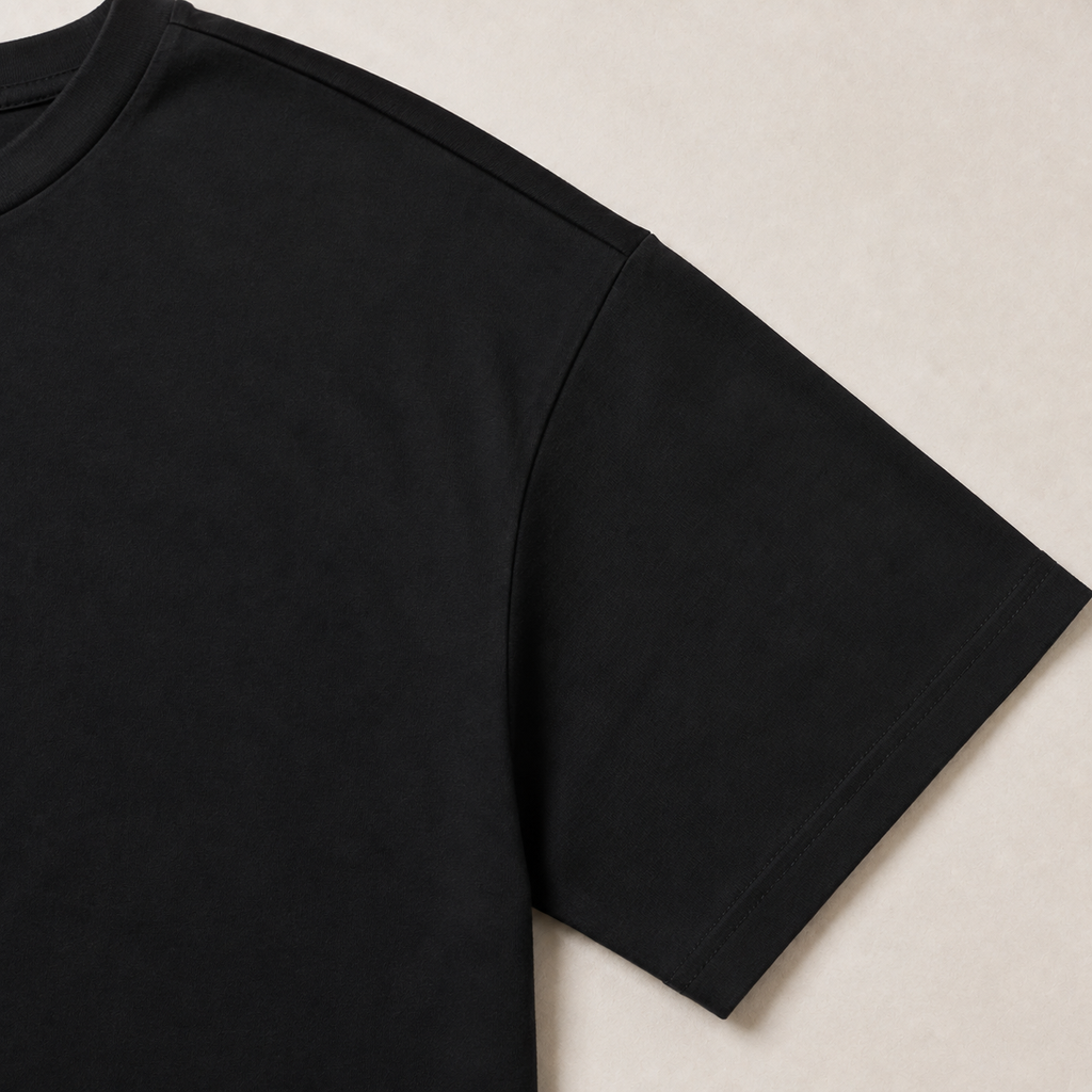 T-shirt noir graphique IVAREE — Détail de la manche