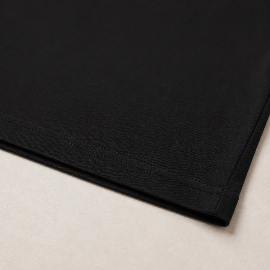 T-shirt noir graphique IVAREE — Détail de l’ourlet